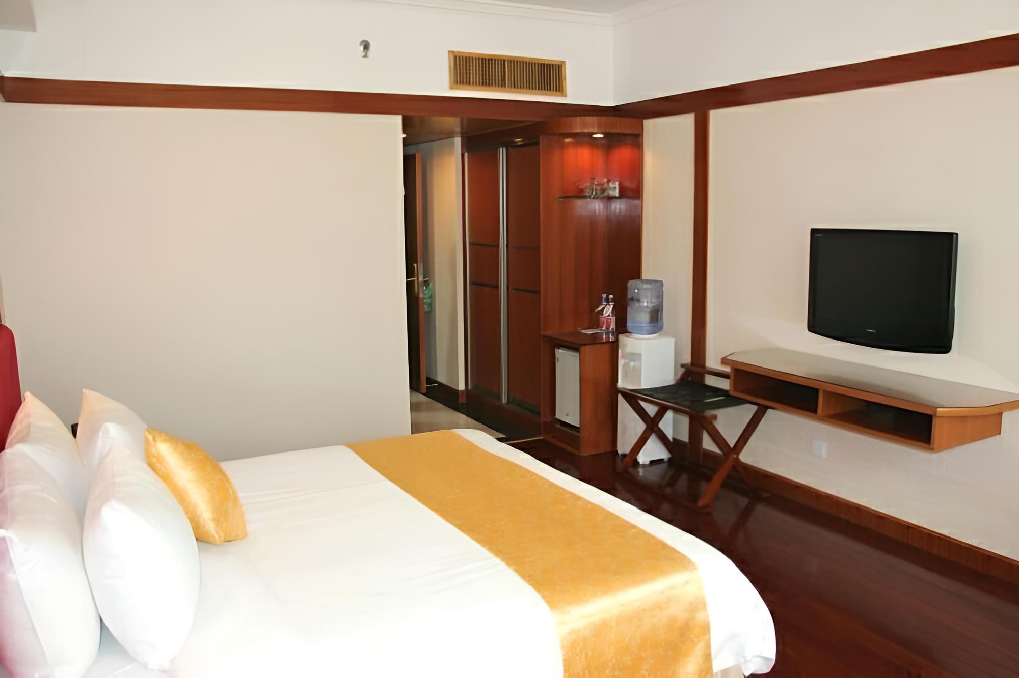 Golden Lustre Hotel view 5