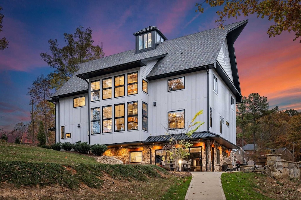 The Grand on Greenbay-7 Bedrooms Sleeps 21 Modern new Build
