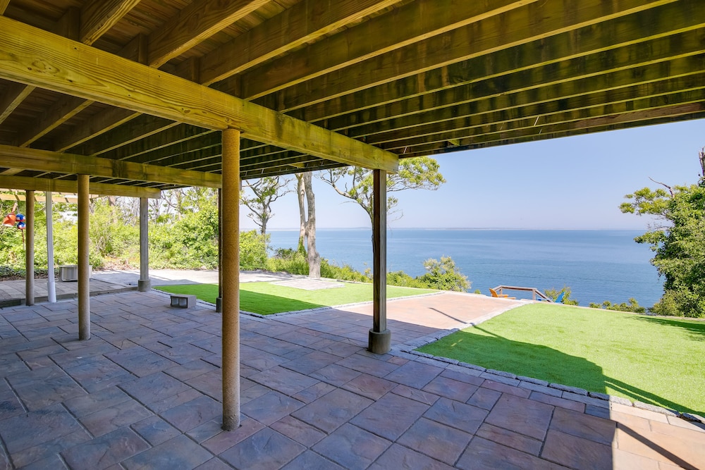 Bayfront Home w/ Deck - 4 Mi to Downtown Plymouth!