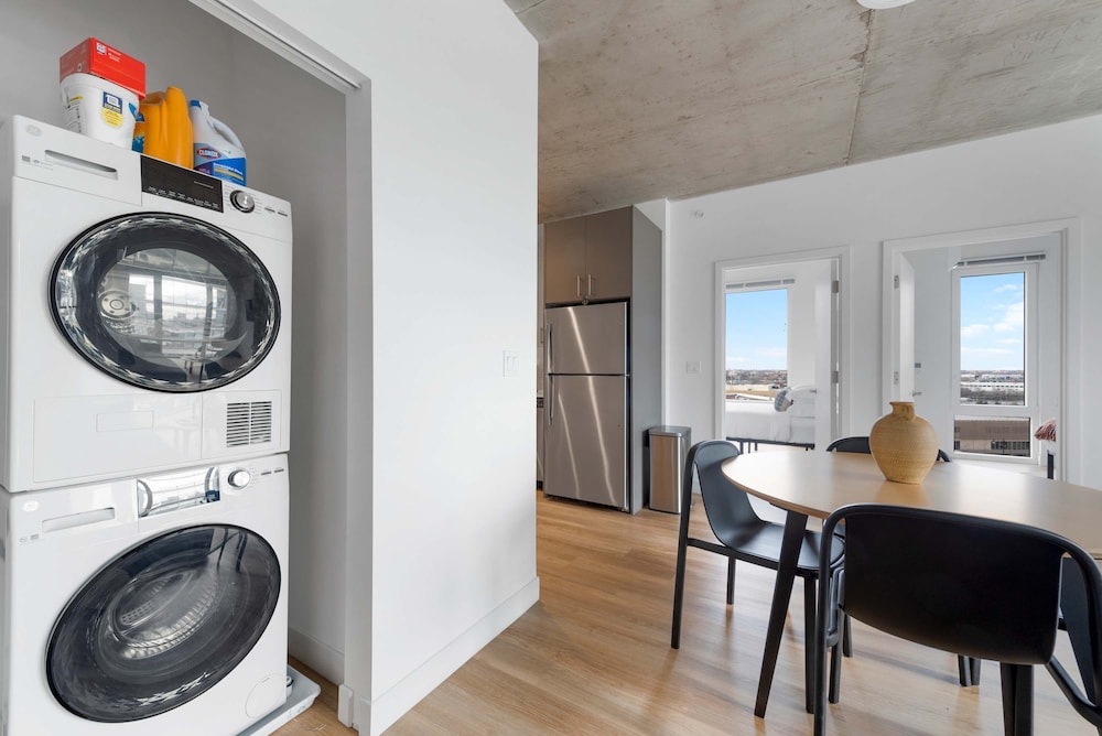 Large Group Lincoln Park 4BR Near Train More