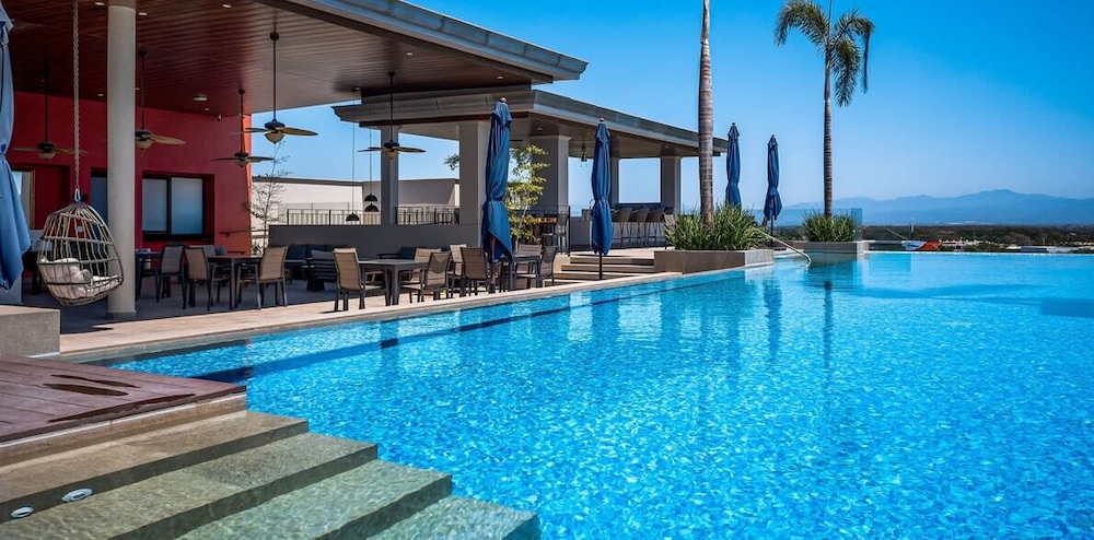 Equipped 3BR House - Pool - Gym - 5 min to Beach