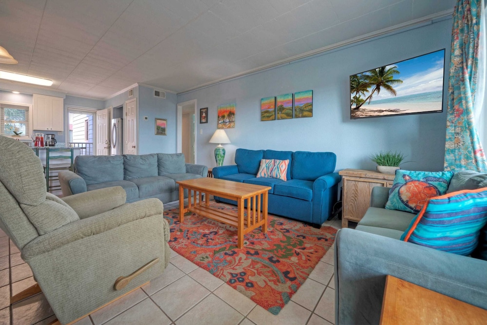 Beachfront Condo w/ Ocean View, 2 Pools, Boardwalk to the Beach Island Getaway