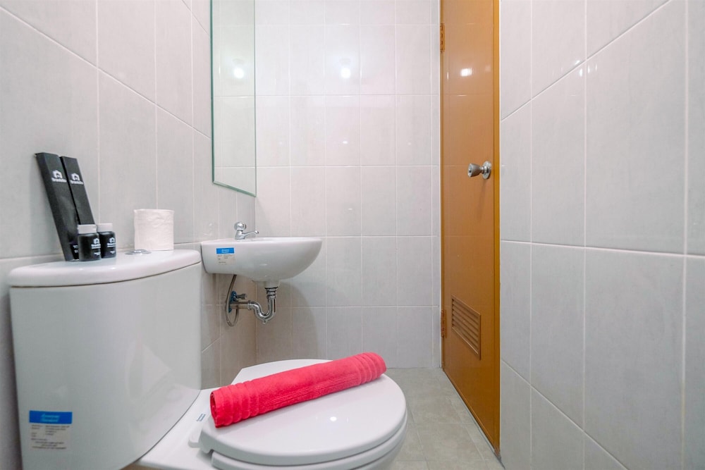 Comfort 1Br At Royal Heights Apartment