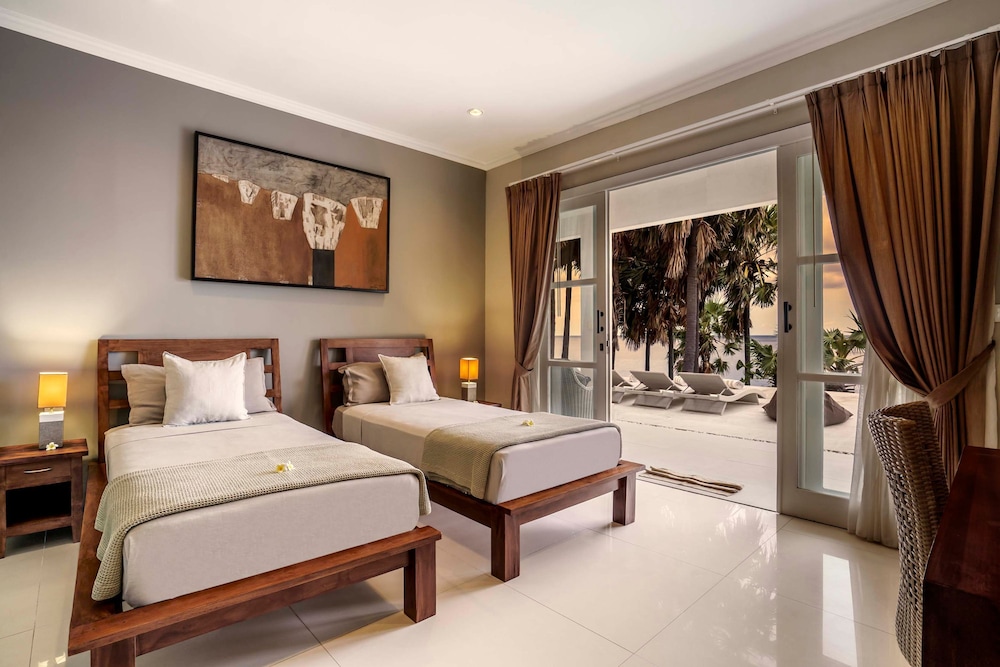 Villa Eden Roc by Alfred in Bali - Luxury Beachfront 3BR Villa With Infinity Pool Amed