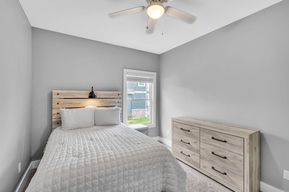 Pet-friendly Getaway With Golf & Private Patio Retreat 4 Bedroom Home