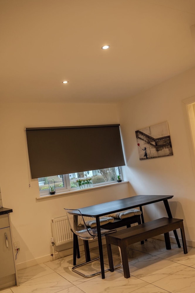 4br-sleeps8-privategarden-freeparking