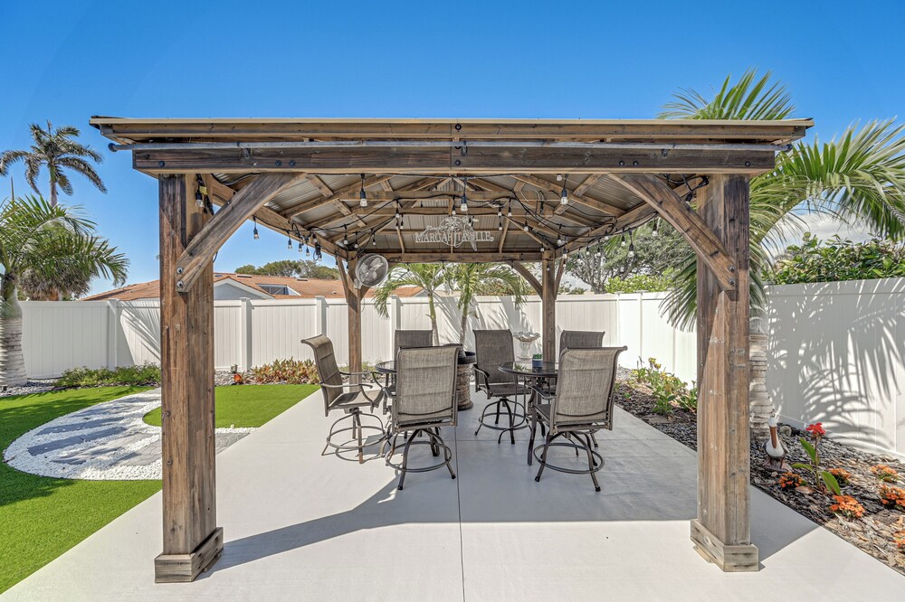 Outdoor Oasis: Marco Island Home Near Beaches