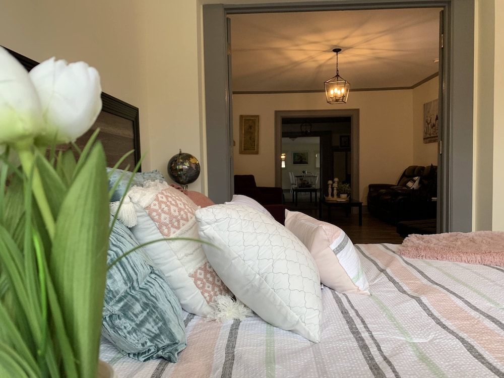 The Aquarium Chateau - With Private Yard & Parking, Near Falls, Casino by Niagara Hospitality view 5