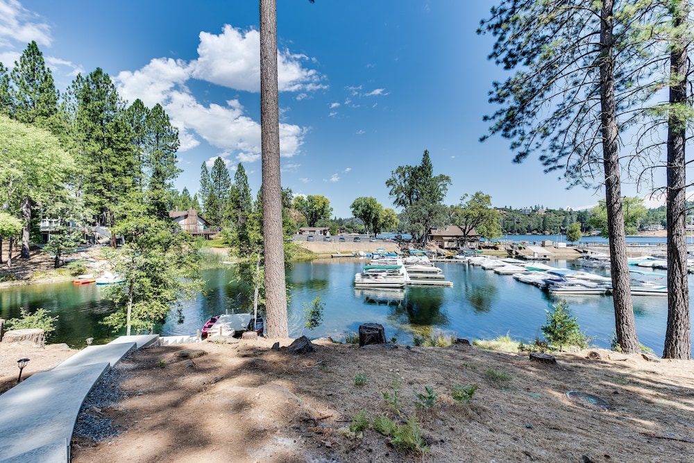 Dos Pinos - Spacious Lakefront Cabin w/ Game Room by Yosemite Region Resorts view 5