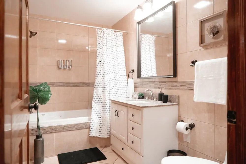 2BR Apt - Central Modern