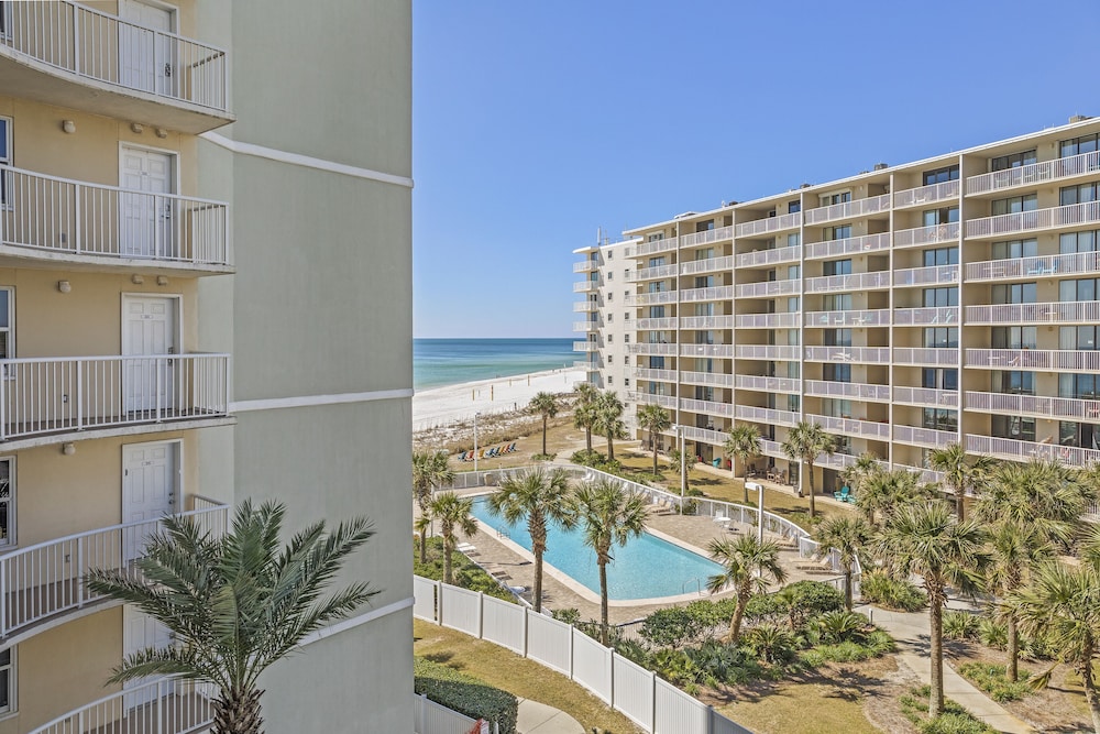 Tradewinds Condos by Hosteeva