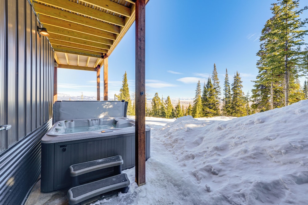 Views, Trails, Hot Tub & More: Luxe Wyoming Oasis