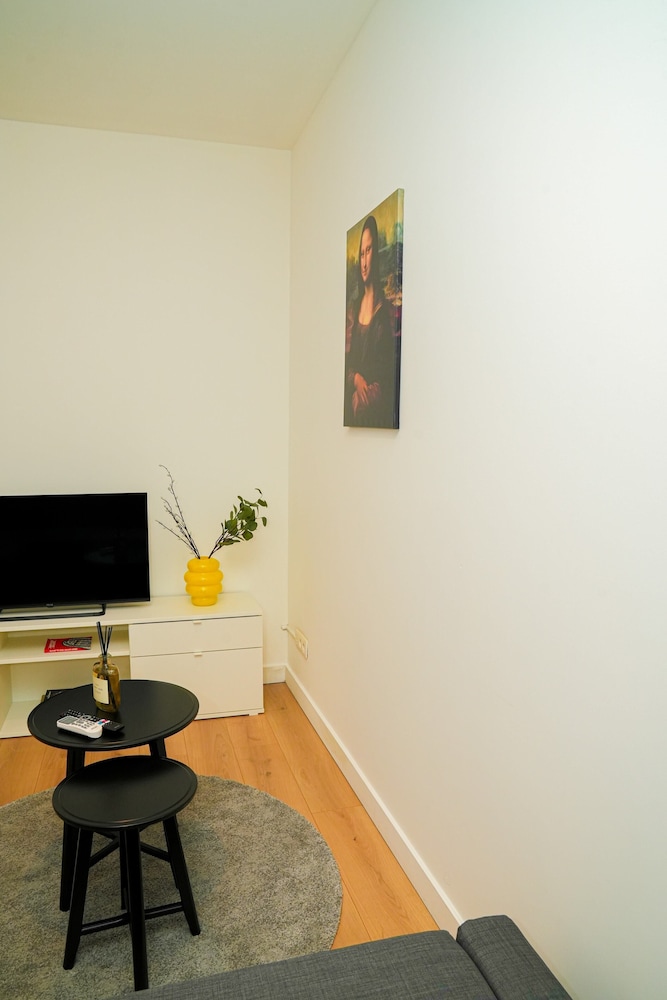 1BR Apt With Living Room Near CityArea