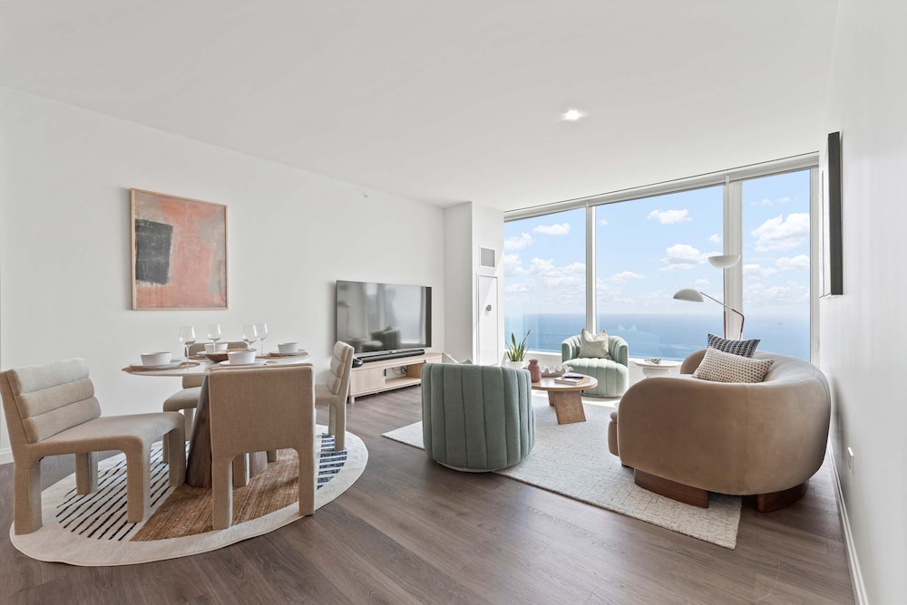 High-rise 65 Fl Apt w Lux Amenities Lake Views