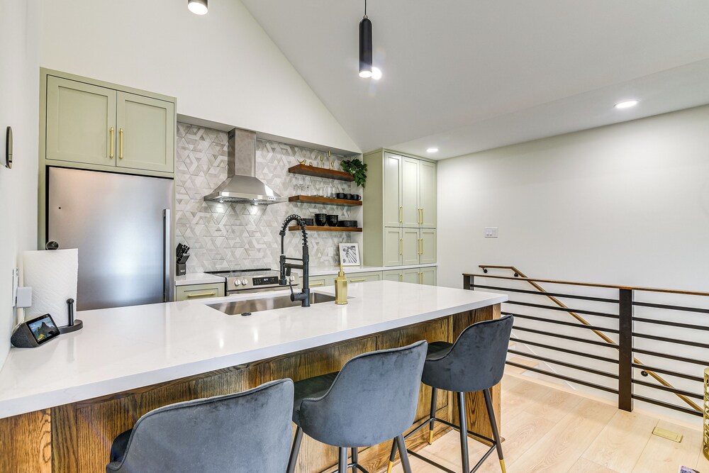 Walk to Shops & Restaurants: Chic Galveston Studio