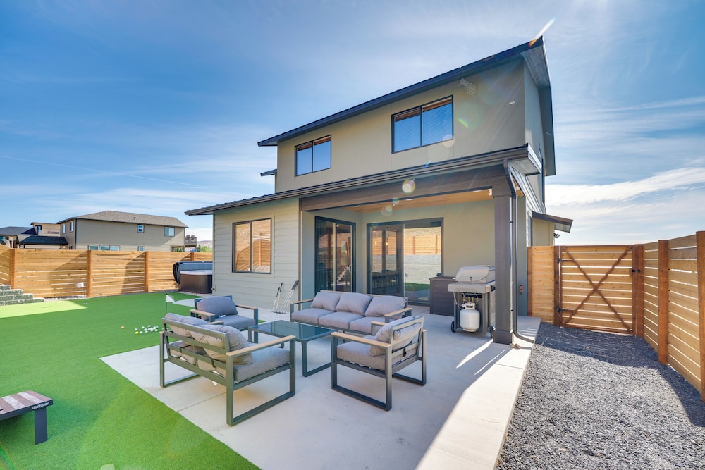 Hot Tub & Water Views: High-end Vantage Retreat