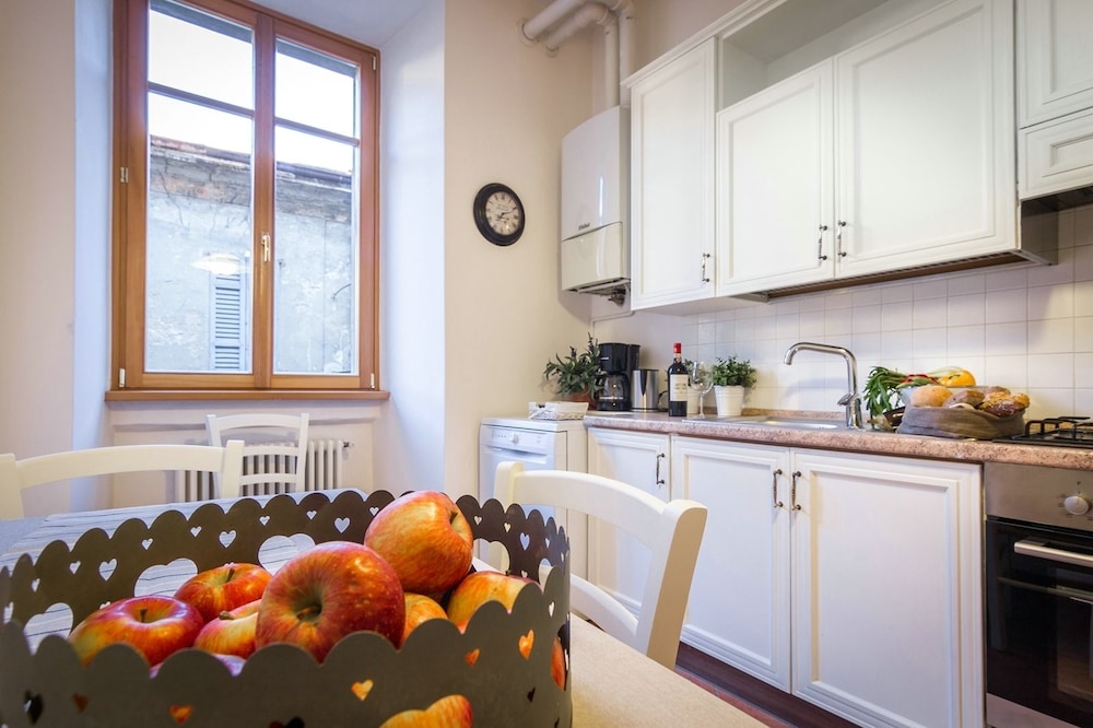La Contrada del Pittore en Como — kitchen