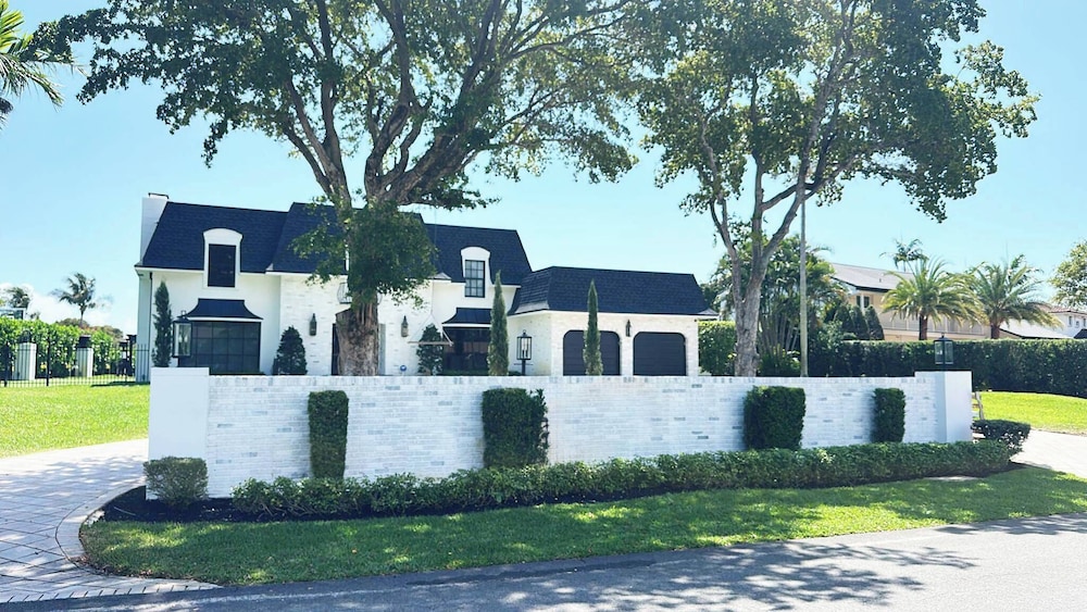 New 5 Bedroom Modern Villa on Golf Course