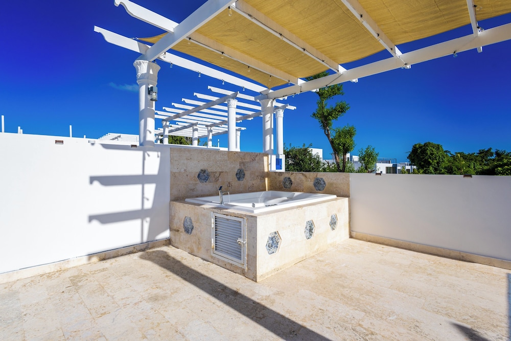 3-BR Villa with Pool & Rooftop Jacuzzi