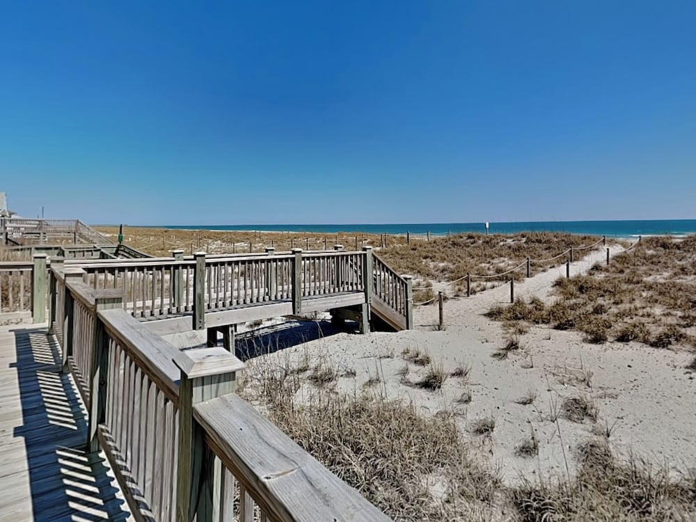 Sea Paradise Cottage by Topsail Realty