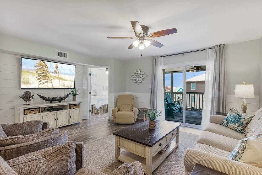 Lagoon Landing 202- Beautifully Decorated Condo With Balcony Pool Steps to Beach Lagoon
