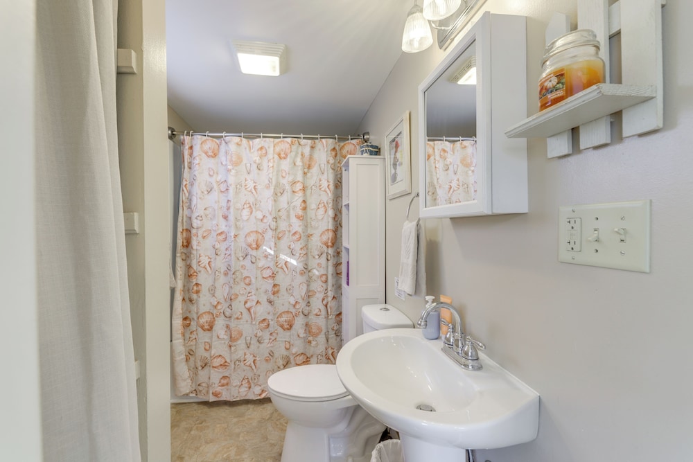 3 Mi to Englewood Dam: Pet-friendly Home w/ Yard!