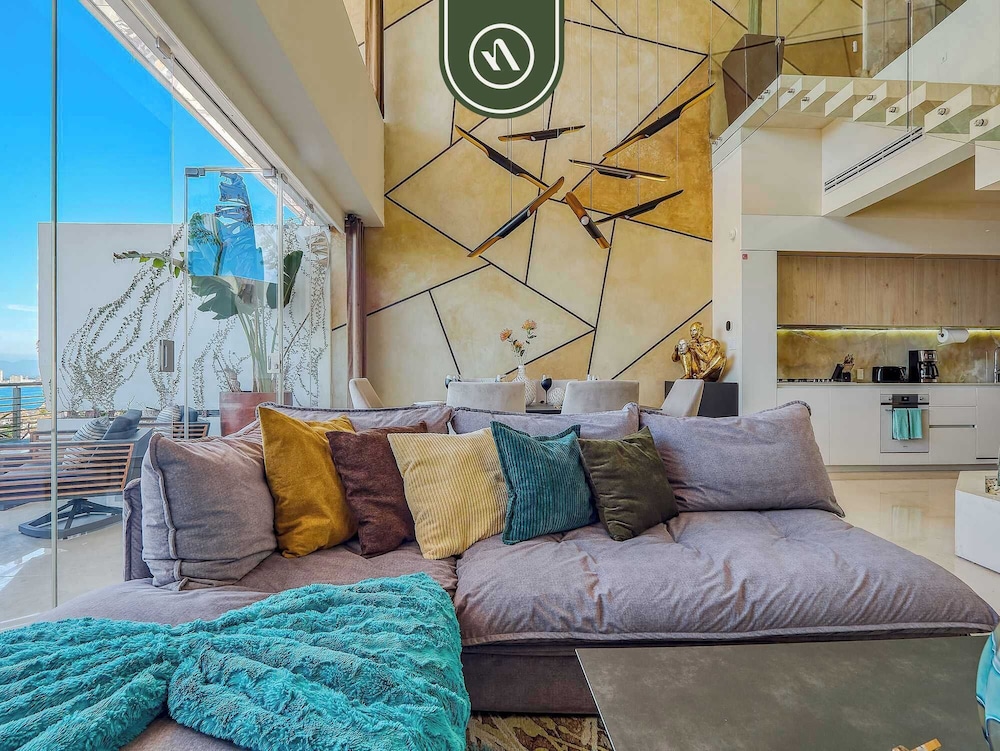 Two Story 2 BR Penthouse - Pool - Ocean View