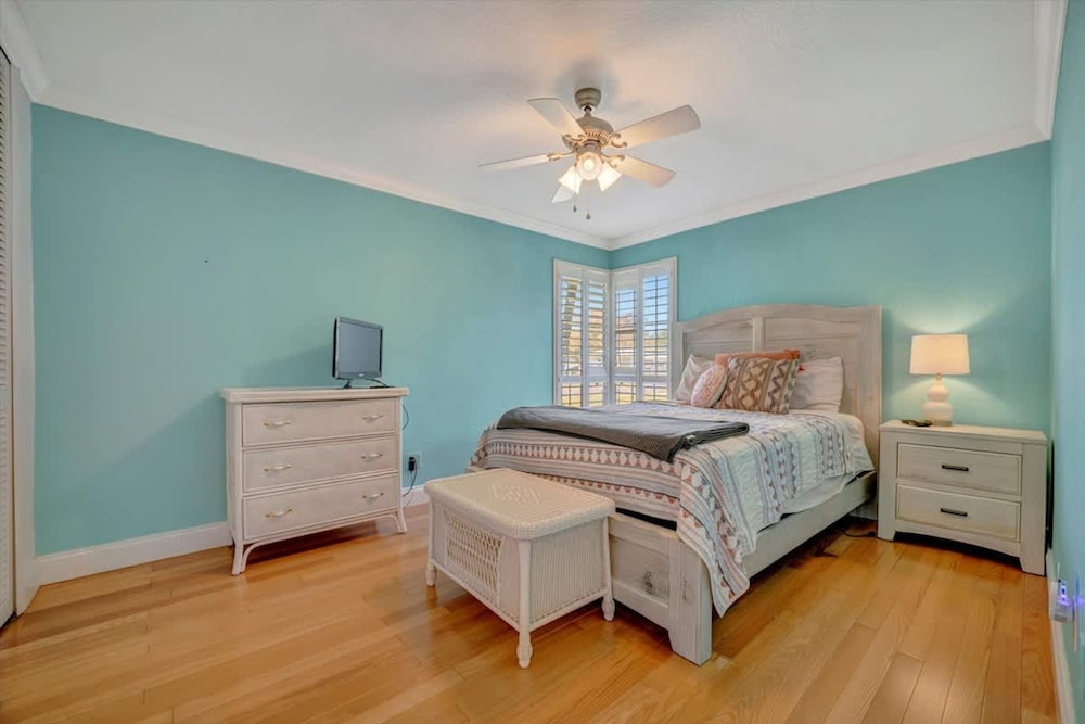 The Crown House 4b Pool Home 6 Mins to IR Beach