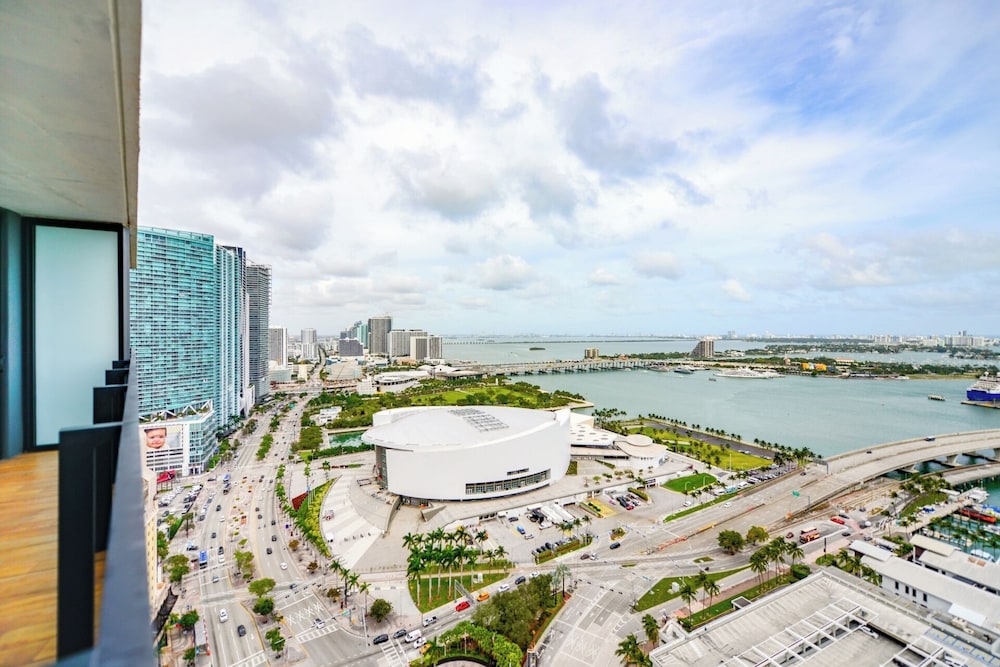 Apartment Offering Direct Bay Views