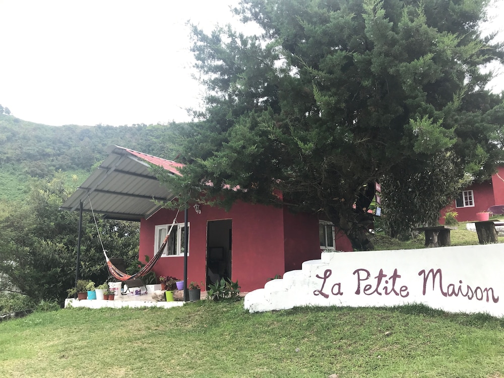 La Petite Maison Cabañas & Hostal