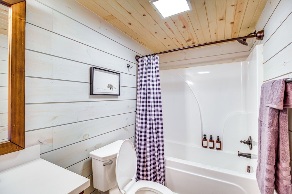 Hot Tub & Movie Room: Updated Cabin in Ellijay!