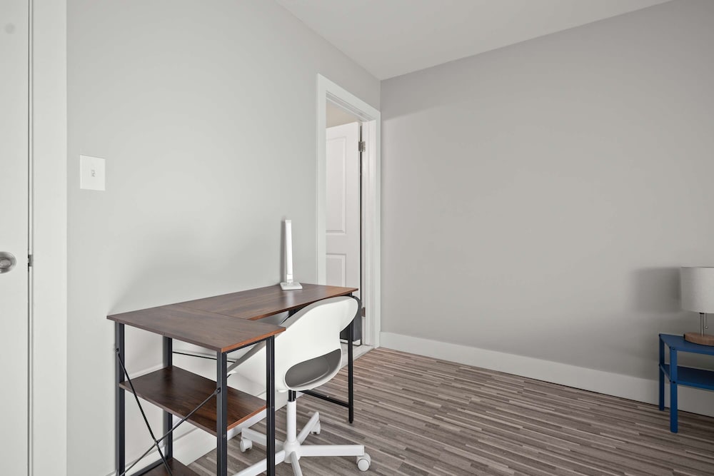 Spacious 2BR 2BA Apartment in the City