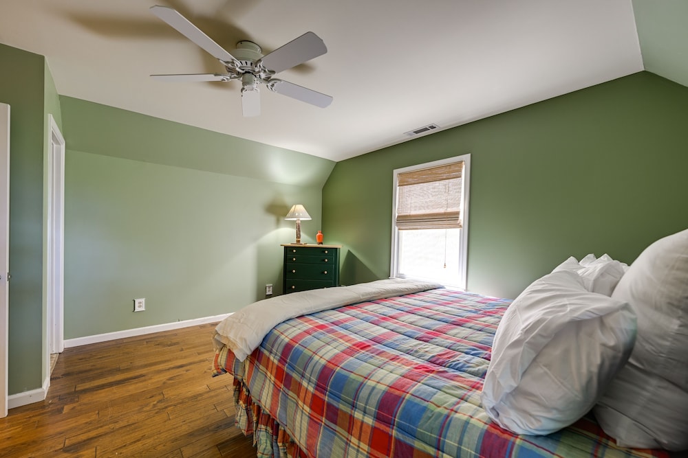 Near Highlands: 36-acre Scaly Mountain Lodge view 5