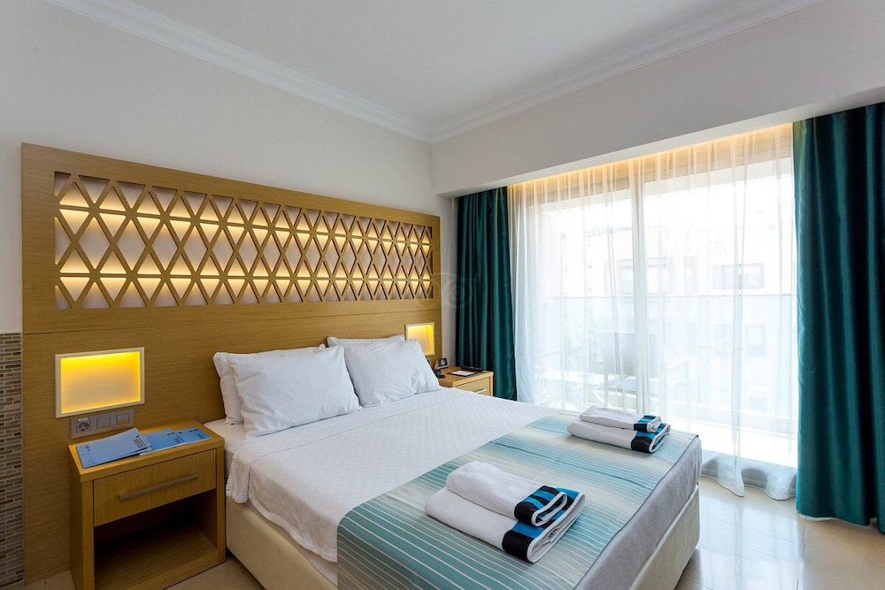 Aurasia Deluxe Hotel - Image 8