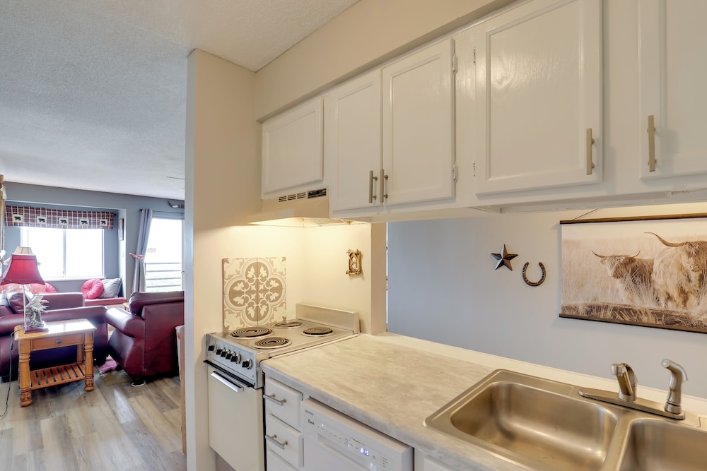 Smokies Condo 3 Mi to Nat'l Park + Hot Tub Access