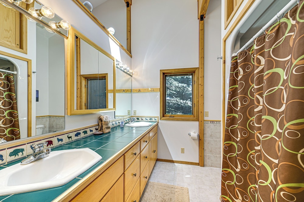 1 Mi to Dtwn Red Lodge: Mtn-view Cabin Getaway