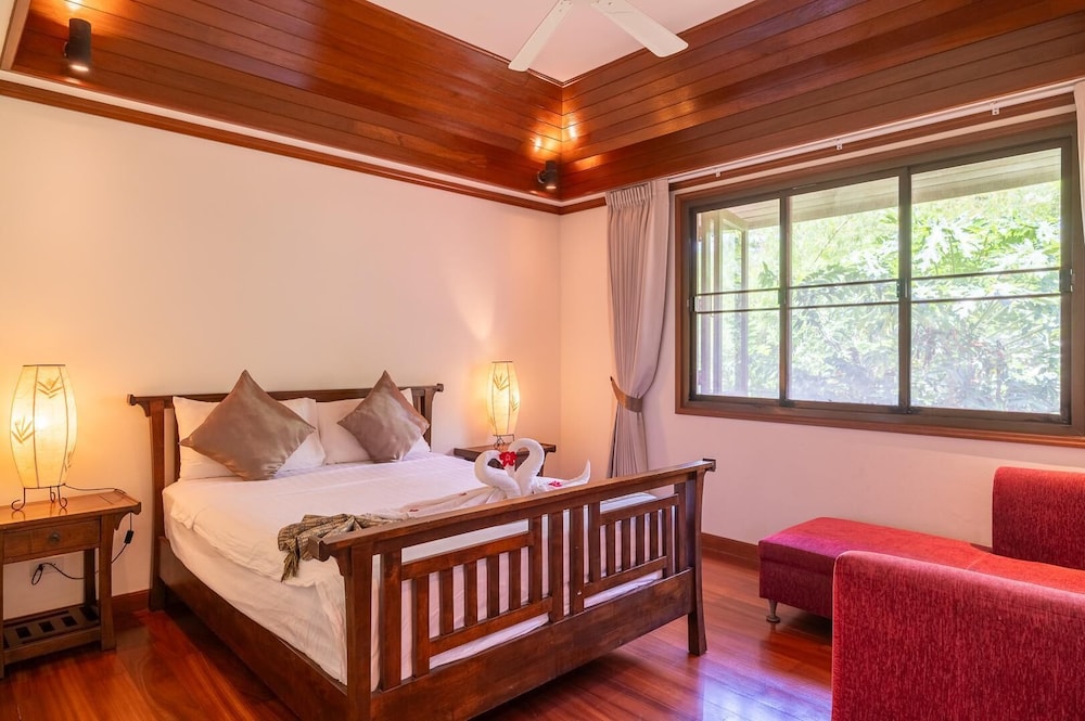 4BR Villa beach walking distance KBR44