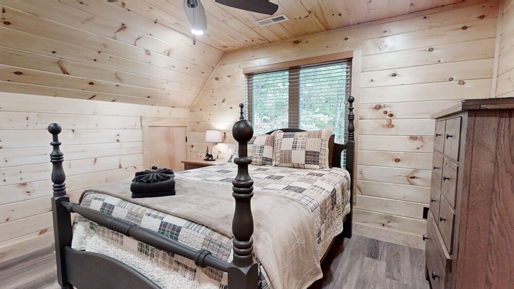 At Park's Edge 3 Bedroom Cabin by RedAwning view 5