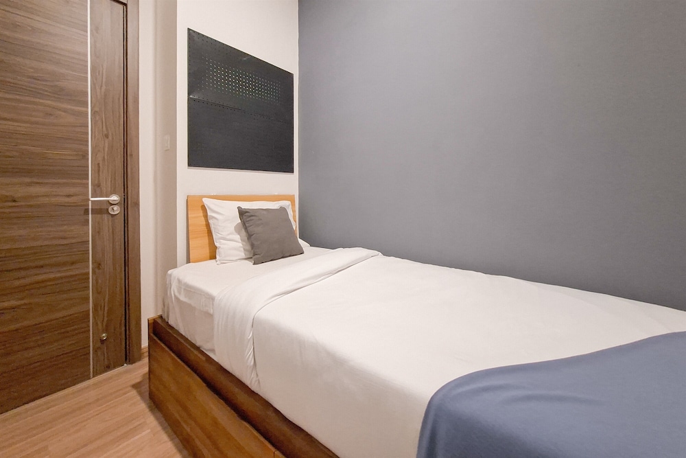 Monochromatic 2Br With Extra Working Room Apartment Sky House Bsd