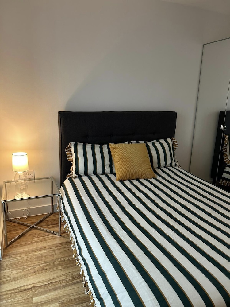 Immaculate 1-bed Apartment on the 26th Floor view 4