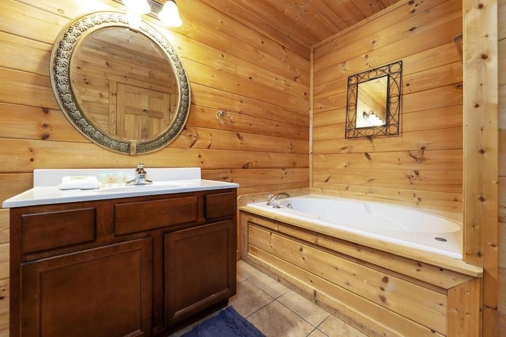 Valley View-tiful - 5 Bedrooms, 5 Baths, Sleeps 18 Home by RedAwning