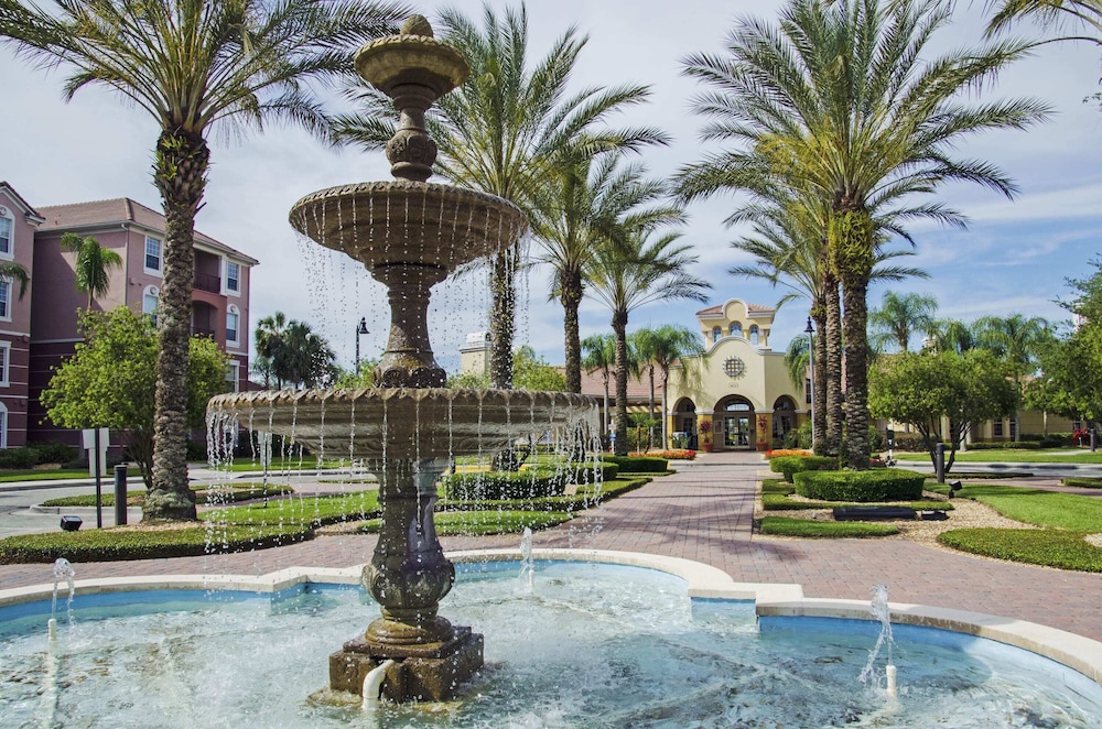 Pleasant and Spacious Town Home Near the Convention Center #3vc107