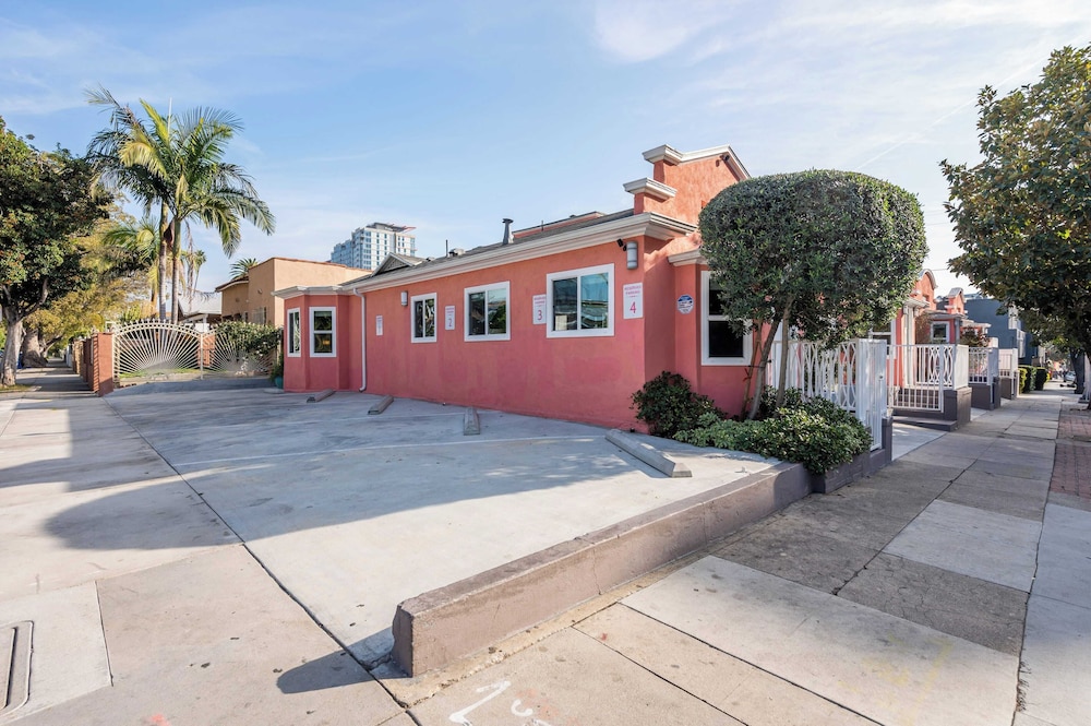 2 Units in Prime Hollywood Location Chic Renovated 1bdrs w/ Patio Avantstay