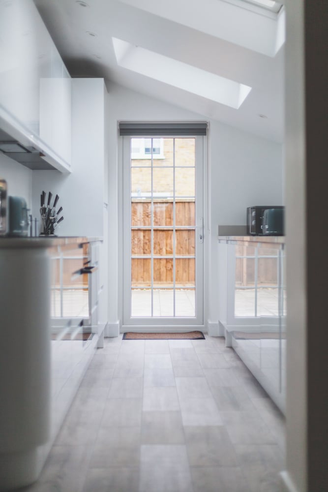 Spacious Room In Morden