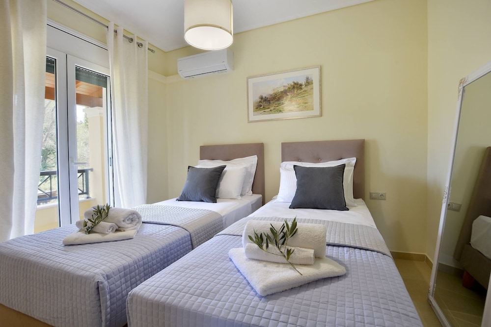 Sunflower apartment by Corfuescapes photo 3