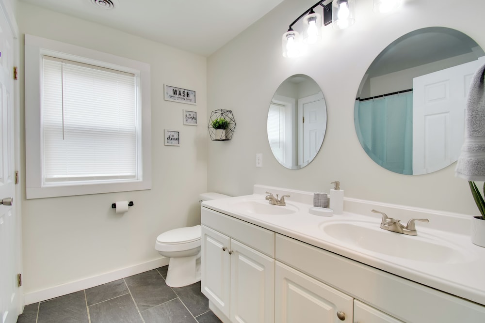 < 1 Mi to Lake Ontario: Oswego Group Retreat