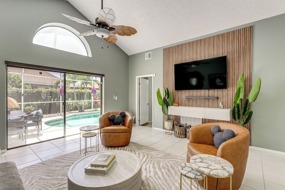 Hot Tub & Movie Theater: Family Oasis in Kissimmee