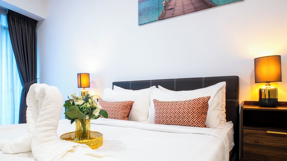 Moonway Luxury Suites At Eaton Residence