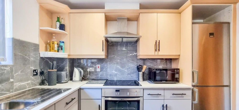 Great Stunning Two Bedroom Apartment With Balcony view 3