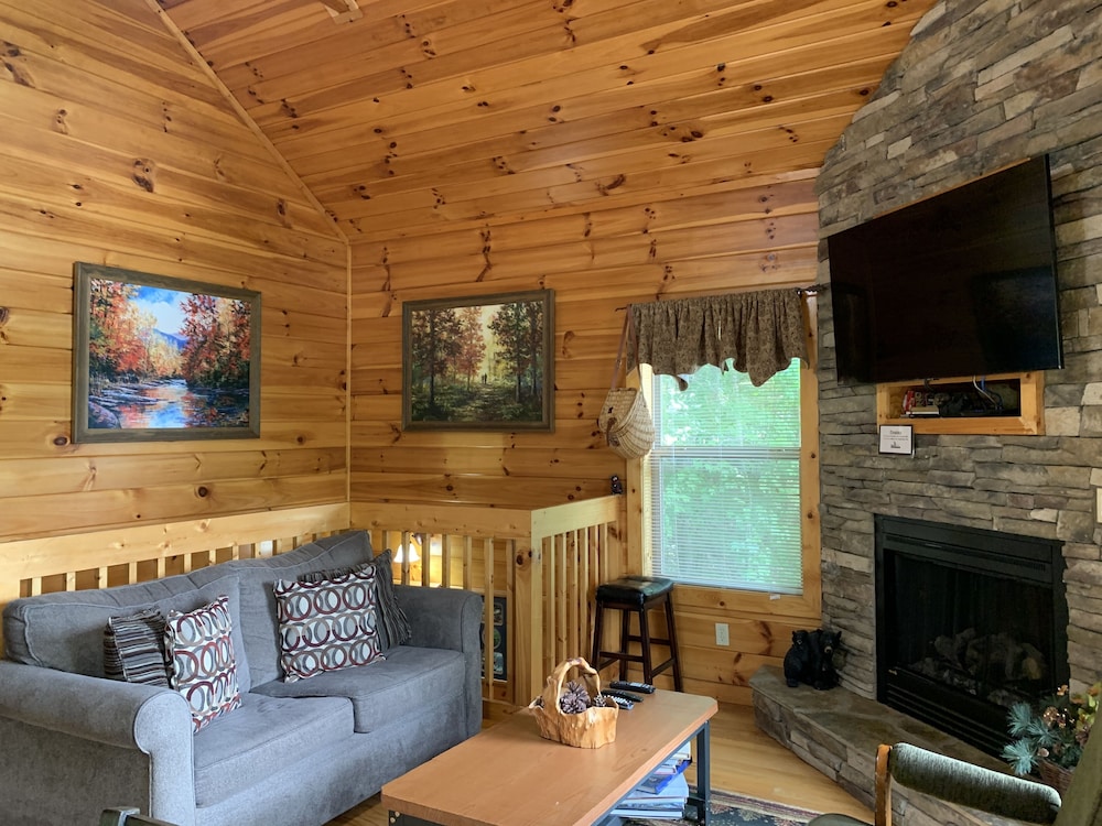Picture Perfect 2 Bedroom Cabin by RedAwning - Property Image 10